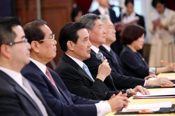 President Ma holds a press conference for local and international journalists to discuss the upcoming meeting between the leaders of Taiwan and mainland China. (01)