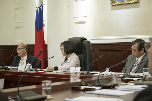 President Tsai receives a briefing from the National Security Council's Task Force on Hong Kong.
