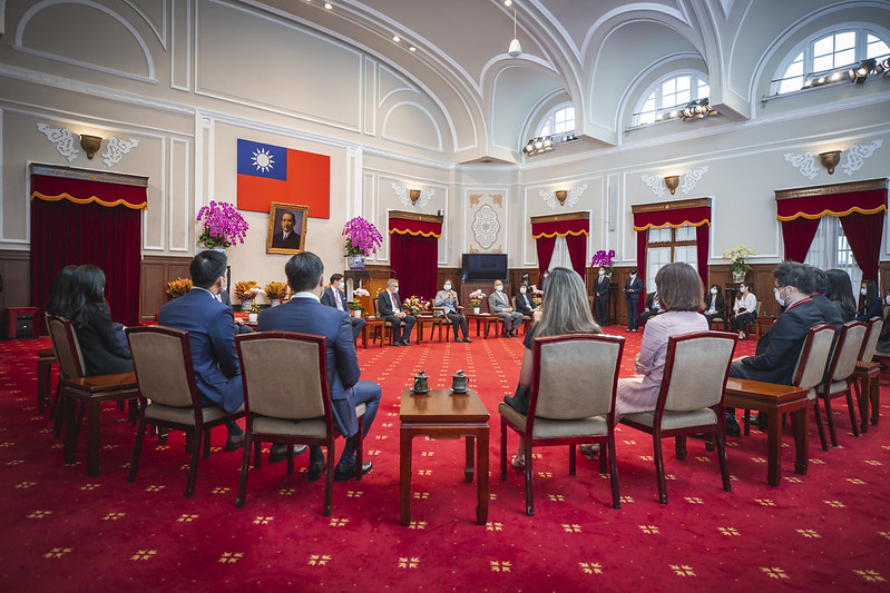 President Tsai meets with outstanding Employment Gold Card holders.