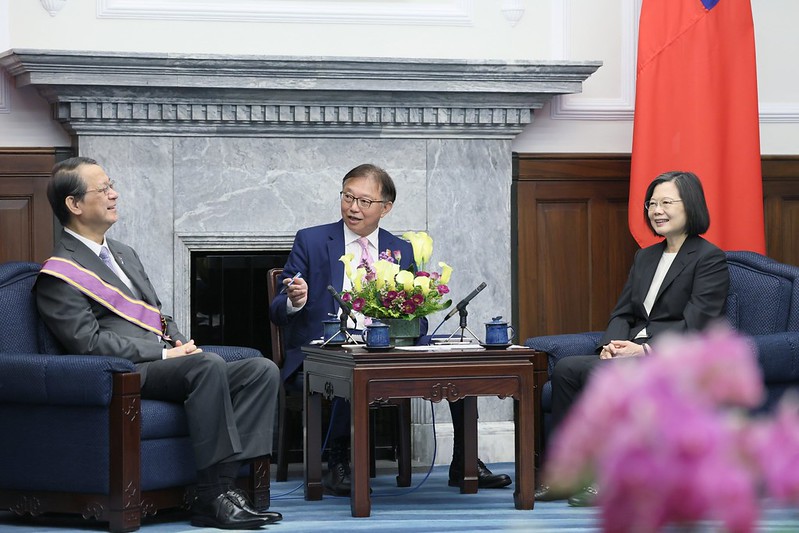 President Tsai exchanges views with Chief Representative of the Japan-Taiwan Exchange Association Taipei Office Izumi Hiroyasu.