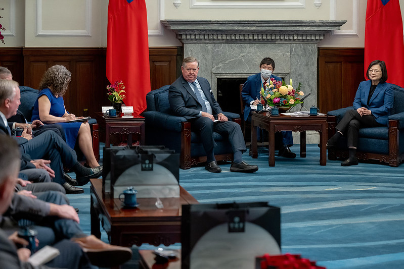 President Tsai exchanges views with Chairman Calvert.