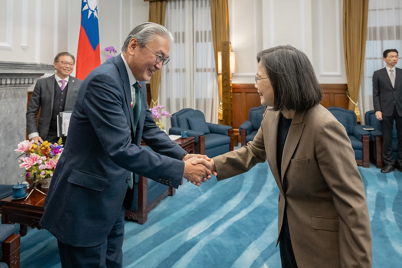 President Tsai Ing-wen shakes hands with Japan-ROC Diet Members' Consultative Council Chairman Furuya Keiji.