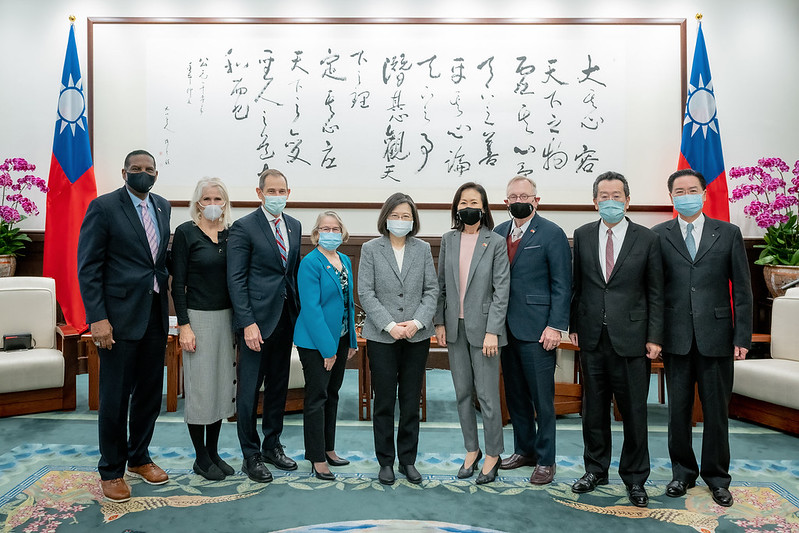 President Tsai takes a group photo with the US House delegation led by Rep. Curtis.
