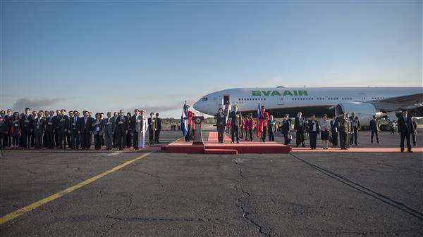 Llegada del avión presidencial al Aeropuerto Internacional Monseñor Óscar Arnulfo Romero de San Salvador