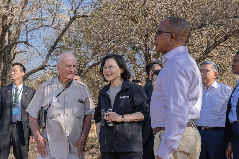 President Tsai Ing-wen, accompanied by Prime Minister Cleopas Dlamini of the Kingdom of Eswatini, travels to Hlane Royal National Park to observe wild animals and experience the rich ecology and unique scenery of Africa.