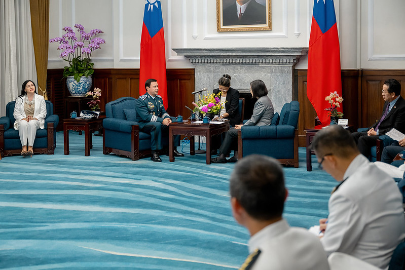 President Tsai exchanges views with Minister of Defense Henry Yovani Reyes Chigua of the Republic of Guatemala.
