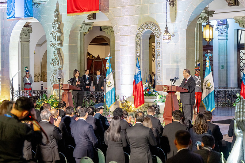 President Tsai and President Alejandro Edfuardo Giammattei Falla deliver remarks. 