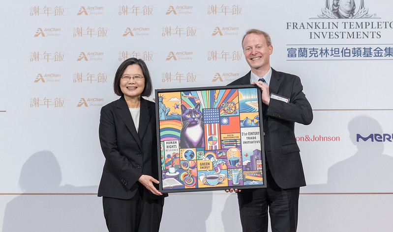 President Tsai receives a gift from AmCham Chairperson Dan Silver.