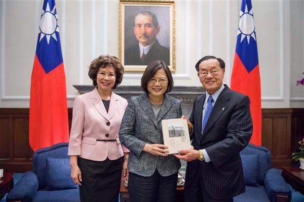 President Tsai receives a gift from former US Secretary of Labor Elaine L. Chao and her father James S.C. Chao.