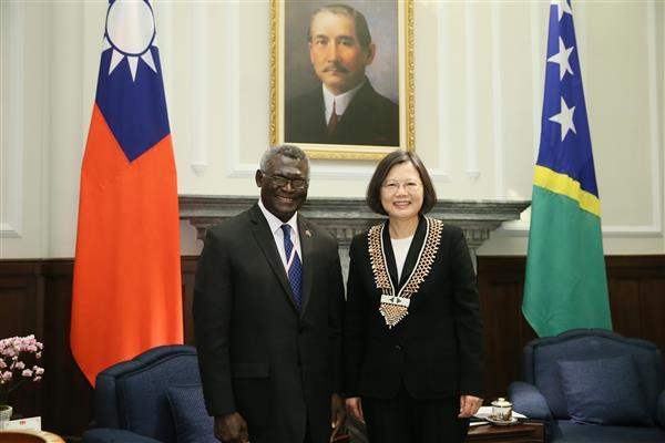 President Tsai meets with Solomon Islands Prime Minister Manasseh Sogavare.