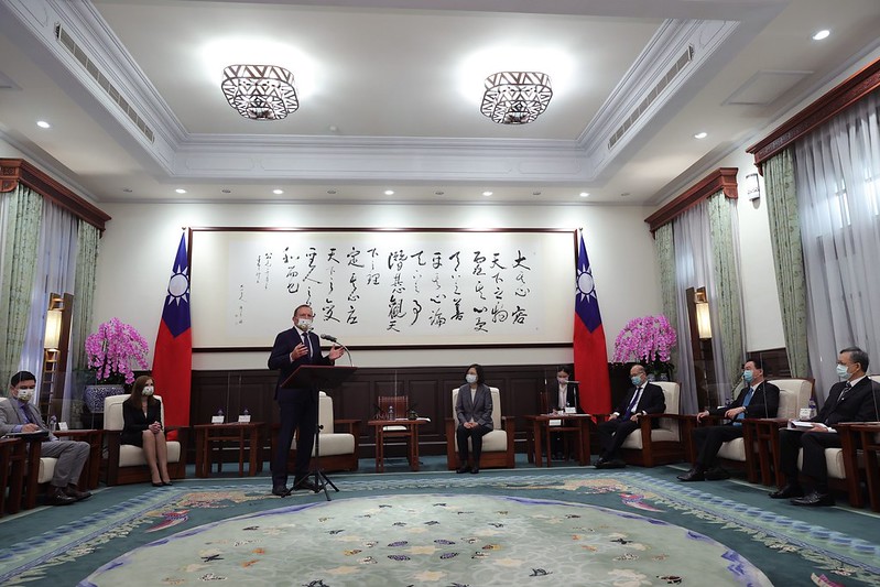 President Tsai meets former Australian Prime Minister Tony Abbott.