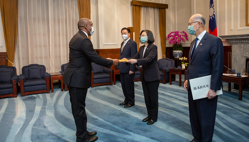 President Tsai Ing-wen receives the credentials of new Saint Lucia Ambassador Lewis.