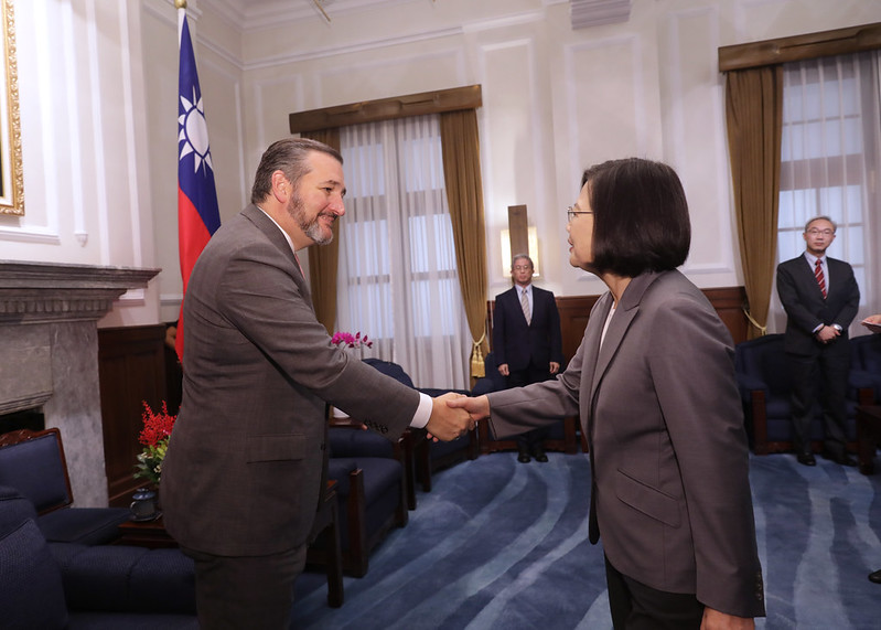 President Tsai shakes hands with US Senator Ted Cruz.