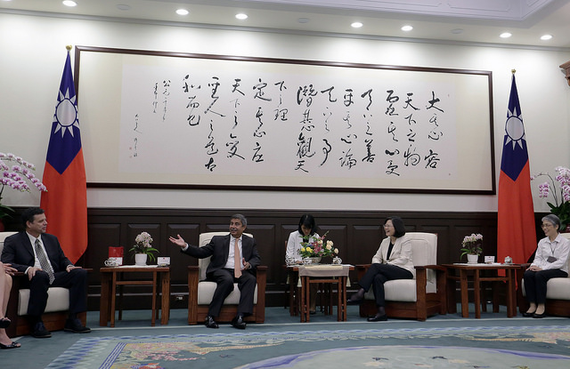 President Tsai meets with a visiting group from the US-based Micron Technology.