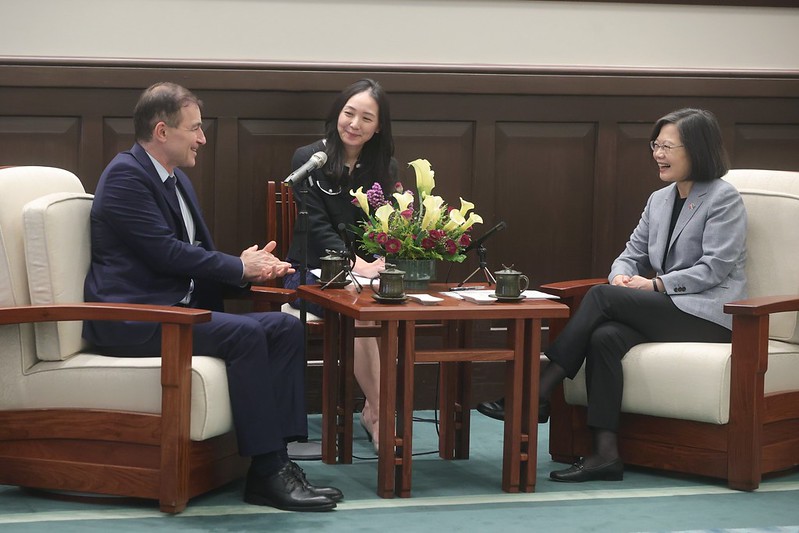 President Tsai exchanges views with First Vice-Chair of the European Parliament-Taiwan Friendship Group Andrey Kovatchev.