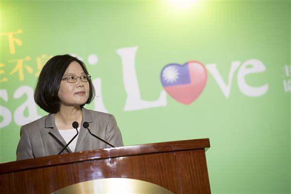 President Tsai attends a donation ceremony for a care center—Casa di Love (House of Love)—for refugee women and children arriving in Europe.