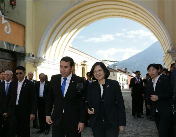 Guatemalan President Jimmy Morales accompanies President Tsai to tour the old town of Antigua.