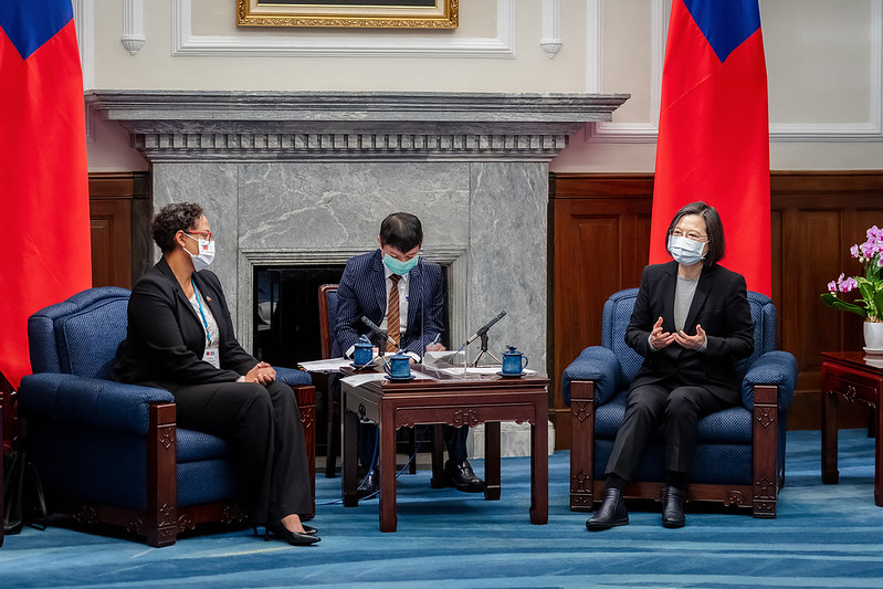 President Tsai exchanges views with the 2021 Open Parliament Forum participants.
