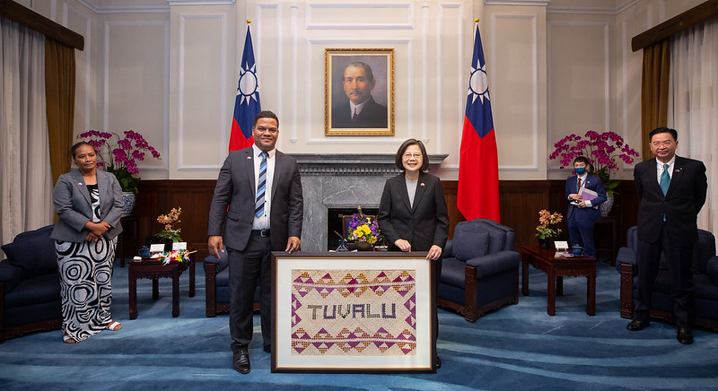 Minister of Justice, Communication and Foreign Affairs Simon Robert Kofe of Tuvalu presents President Tsai with a gift.