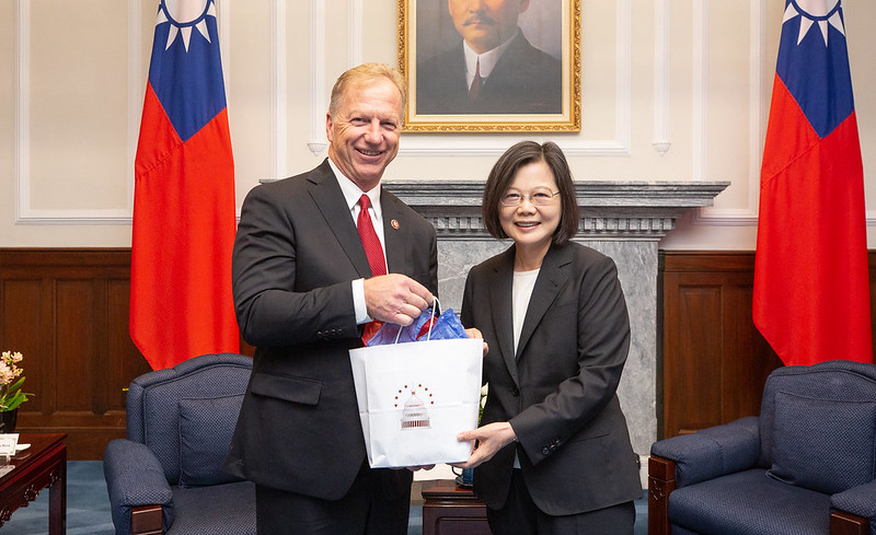President Tsai Ing-wen receives a gift from Chairman Kevin Hern.