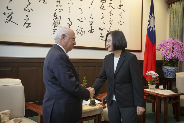 President Tsai shakes hands with Belgian Senate President Jacques Brotchi.