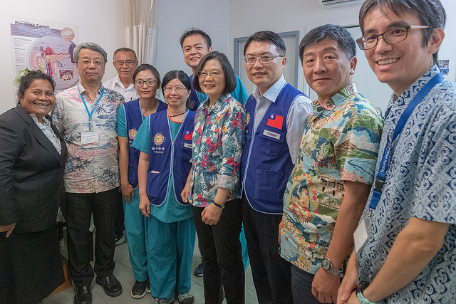 President Tsai poses for a photo with the volunteer orthopedics team from Taiwan's Taichung Veterans General Hospital.