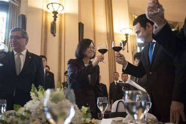 President Tsai and Guatemalan President Jimmy Morales raise a toast at a state banquet hosted by President Morales.
