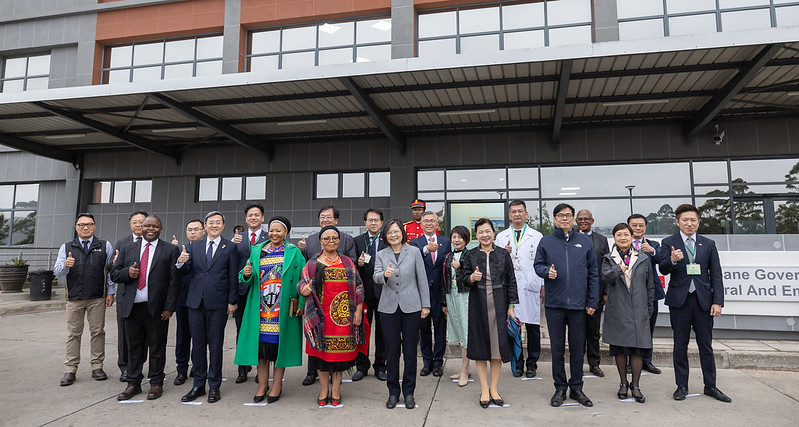 President Tsai poses for a photo with those accompanying her to visit Mbabane Government Hospital.