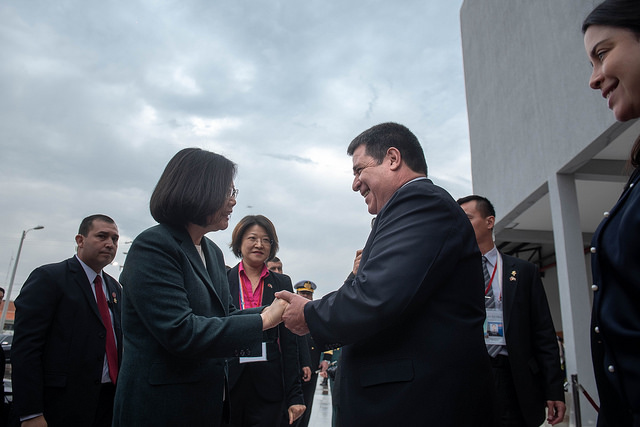 Paraguayan President Cartes accompanies President Tsai to attend the opening for pre-university courses at Taiwan-Paraguay Polytechnic University. 