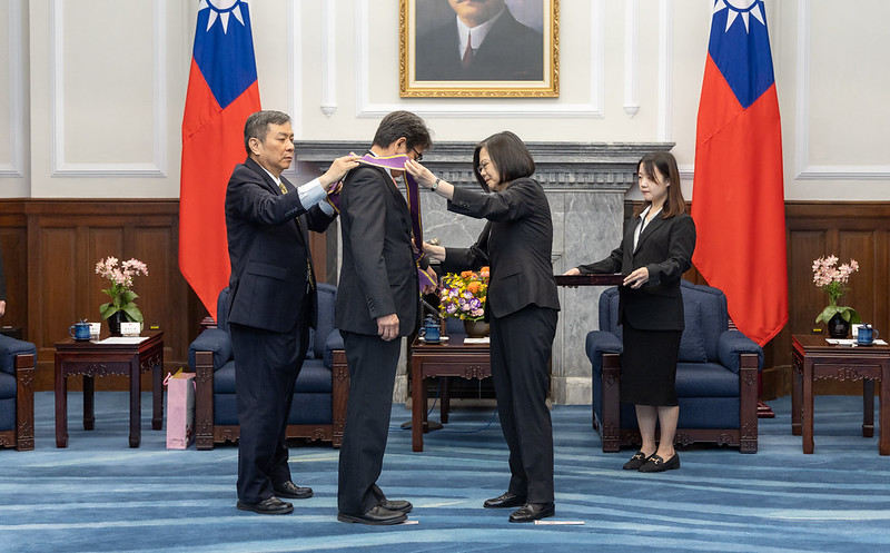 President Tsai Ing-wen confers a decoration on Tarumi Hideo, former Deputy Minister of the Minister’s Secretariat of Japan’s Ministry of Foreign Affairs.