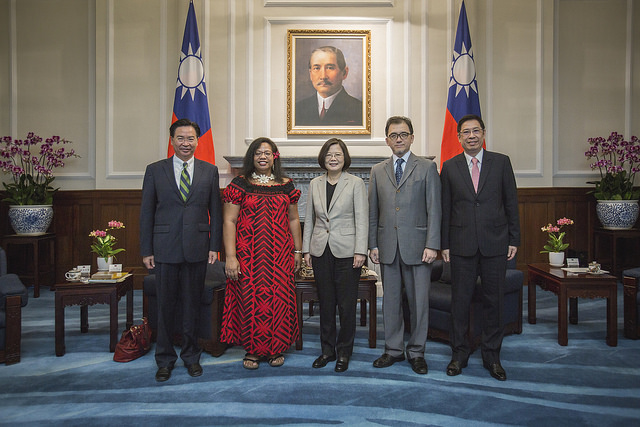 President Tsai poses for a photo with Tessie Eria Lambourne, the new Kiribati Ambassador Extraordinary and Plenipotentiary to Taiwan.