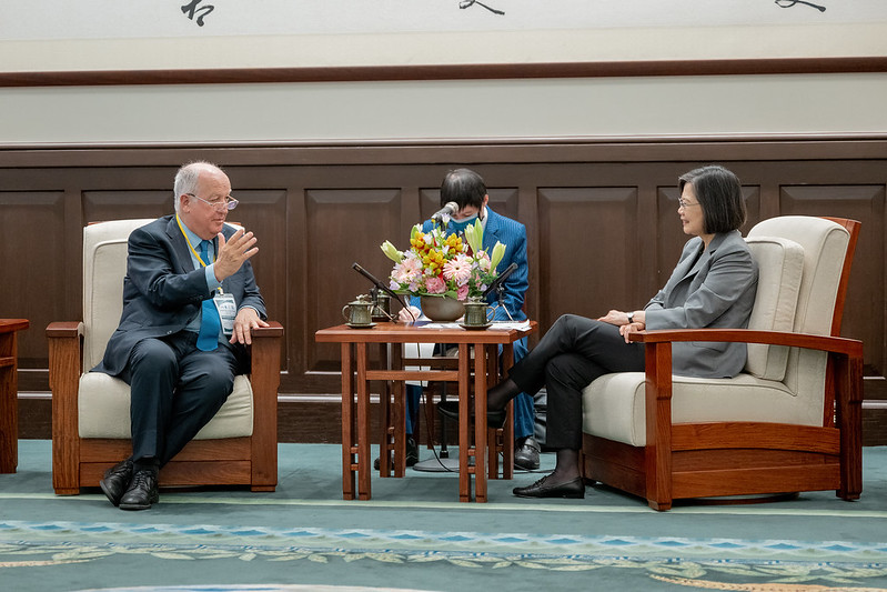 President Tsai exchanges views with President of the CACCI Peter McMullin.