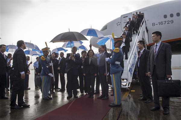 President Tsai arrives in Honduras and receives a military welcome.