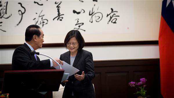 President Tsai listens to Chairman Soong's report about issues discussed during the 2016 APEC Economic Leaders' Week.