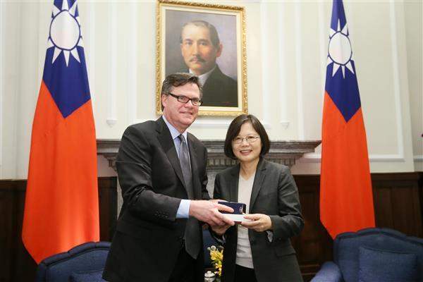 President Tsai Ing-wen meets with a delegation from the US-China Economic and Security Review Commission.