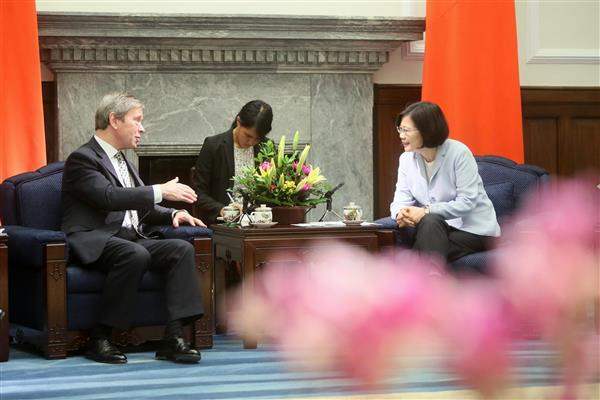 President Tsai Ing-wen meets with the Lord Mayor of London, Lord Mountevans.