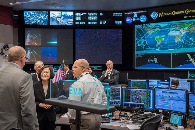 President Tsai visits NASA's Johnson Space Center in Houston, Texas.