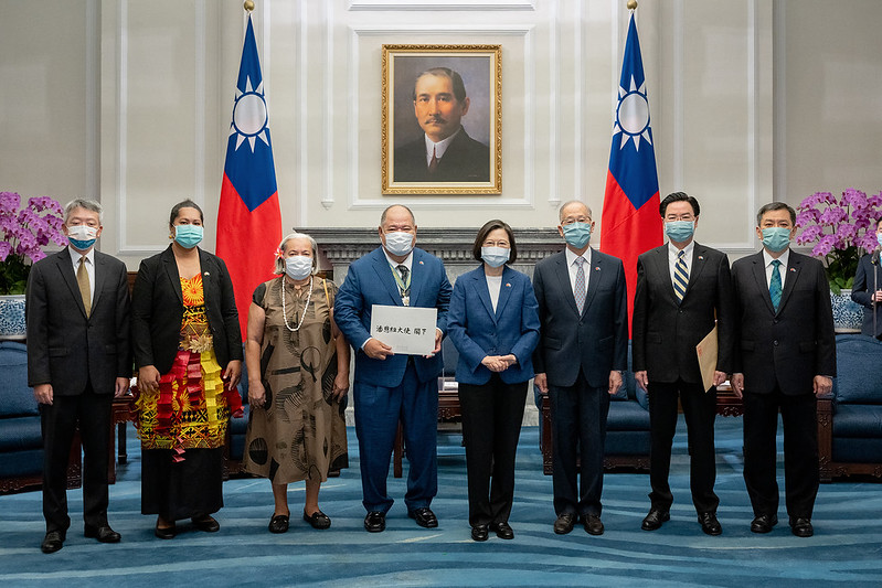 President Tsai poses for a photo with new Tuvalu Ambassador Bikenibeu Paeniu.
