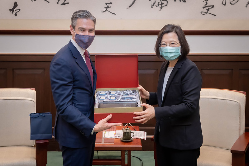 President Tsai presents US National Endowment for Democracy President Wilson with a gift.