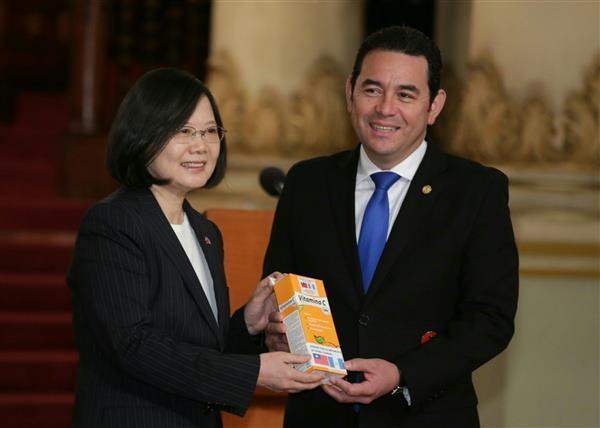 President Tsai presents a gift of medicines to Guatemalan President Jimmy Morales as a token of her desire to promote bilateral cooperation in medicine.