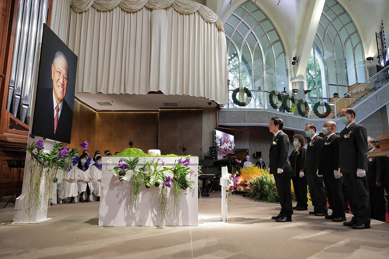Vice President Lai leads the members of the funeral committee in paying their respects to former President Lee.