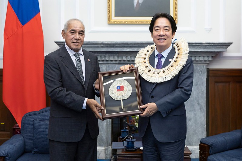 Speaker of the Nitijela of the Republic of the Marshall Islands Brenson Wase presents President Lai Ching-te with a gift.