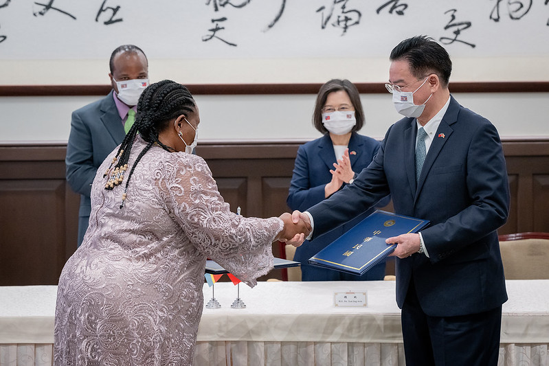 President Tsai and King Mswati III jointly witness the signing of joint declaration.