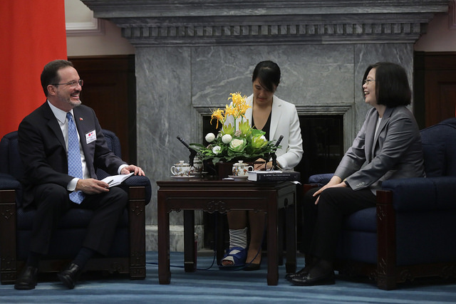 President Tsai exchanges views with CSIS Senior Vice President for Asia and Japan Chair Michael Green.