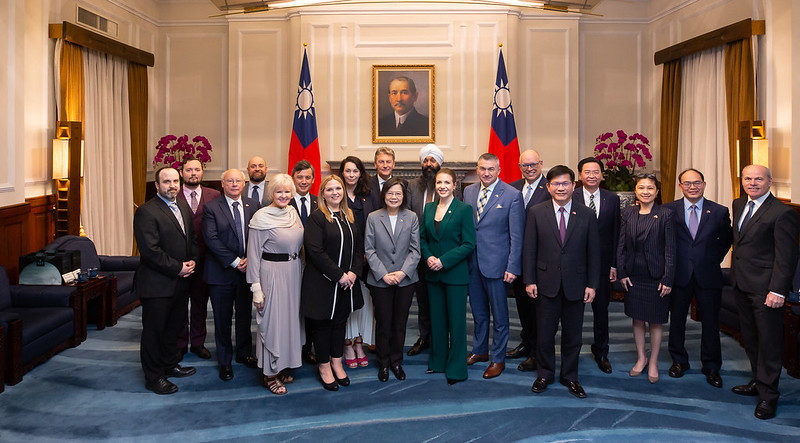 President Tsai takes a group photo with the Canadian delegation.