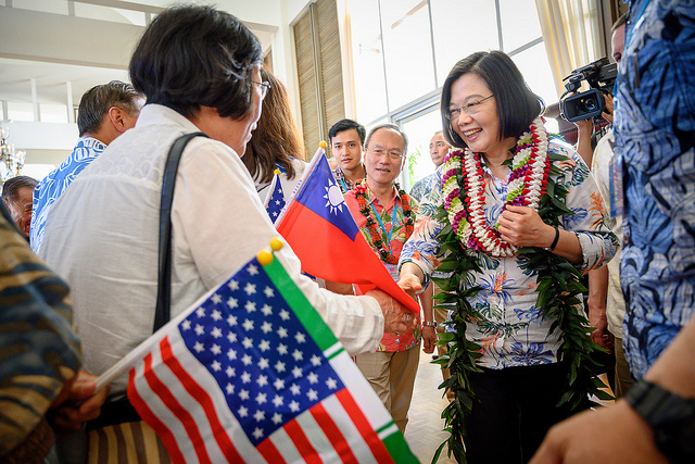 Taiwanese expatriates warmly welcome President Tsai in Hawaii.