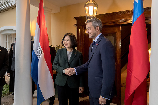 President Tsai shakes hands with Paraguayan President-elect Mario Abdo Benítez.