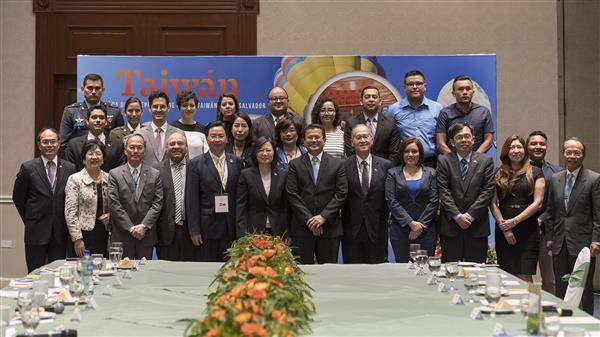 President Tsai poses for a group photo after a meeting with Salvadoran recipients of scholarships provided by Taiwan and local young people in El Salvador.