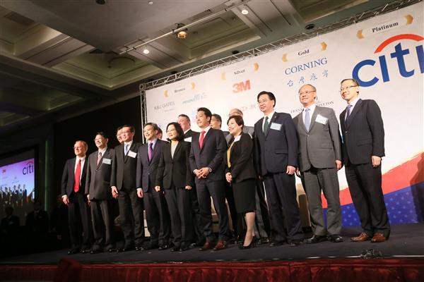 President Tsai takes group photos with the attendees of the 2017 AmCham Hsie Nian Fan celebration.