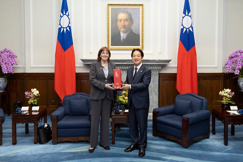 President Lai Ching-te presents Chair Robin Cleveland of the US-China Economic and Security Review Commission with a gift.